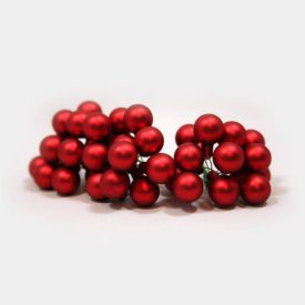 Schritt für Schritt zum perfekten Weihnachtsbaum. 10 rote, kleine Weihnachtsbaum-Glasperlen mit Draht