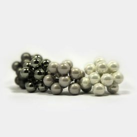 Schritt für Schritt zum perfekten Weihnachtsbaum. 12 kleine, weiß-silber-graue Weihnachtsbaum-Glasperlen mit Draht