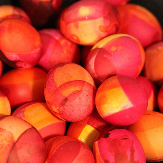 Osterdeko und Oster-Traditionen 33 Handgefärbte Hühnereier in rot, orange, gelb und pink