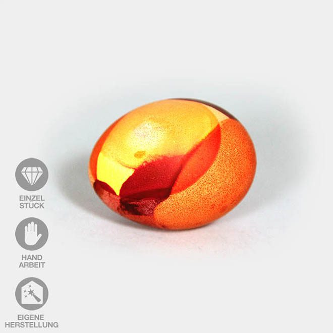 Orange-rot-gelb gefärbtes Ei mit Wende-Technik