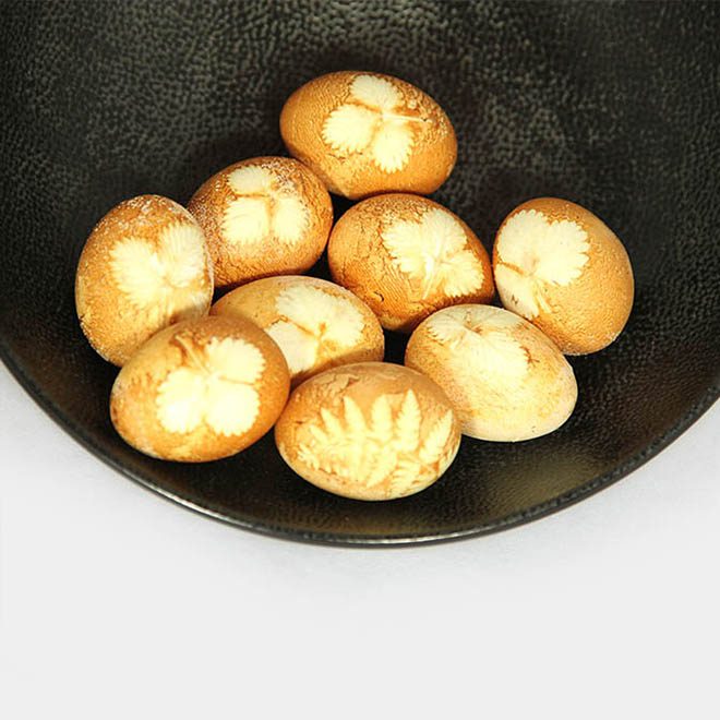 Hühnerei gefärbt mit alter Zwiebeltechnik und Pflanzen