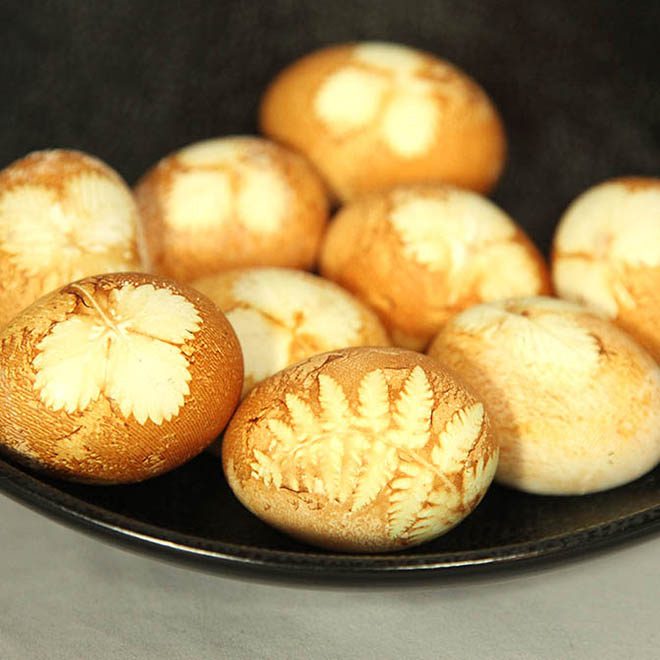 Osterdeko und Oster-Traditionen 36 Hühnerei gefärbt mit alter Zwiebeltechnik und Blättern