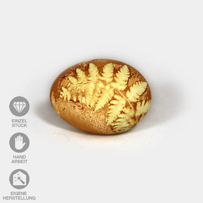 Hühnerei gefärbt mit alter Zwiebeltechnik und einem Farn