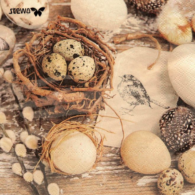 Papier-Servietten zu Ostern mit verschiedenen Eiern