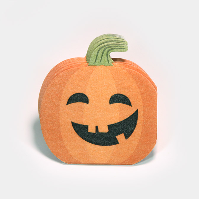 Papier-Kontur-Servietten in Form eines lachenden Kürbisses.