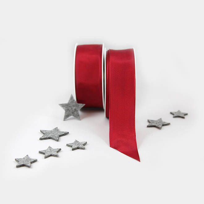 rotes Geschenkband mit Draht verstärkt