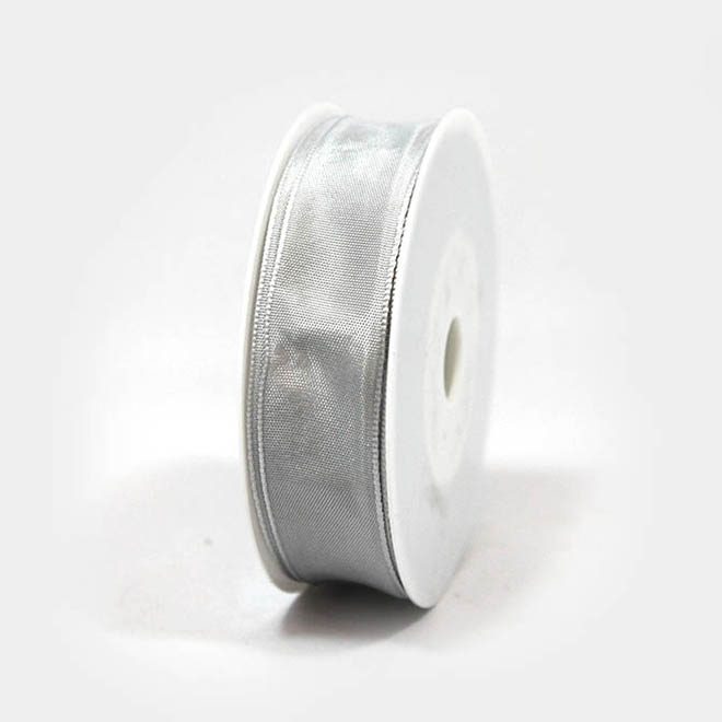 hellgraues Geschenkband mit Draht um schöne Schleifen zu binden