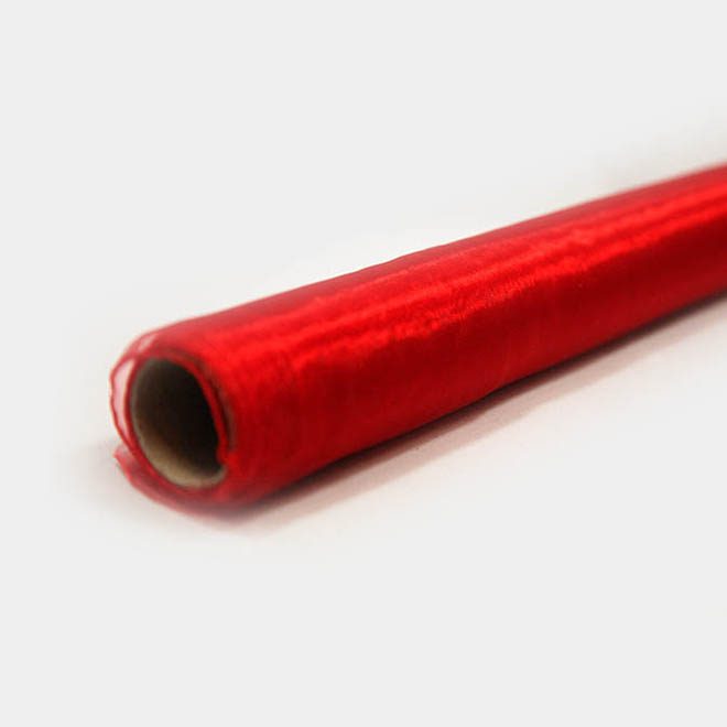 roter Organza-Tischläufer auf der Rolle