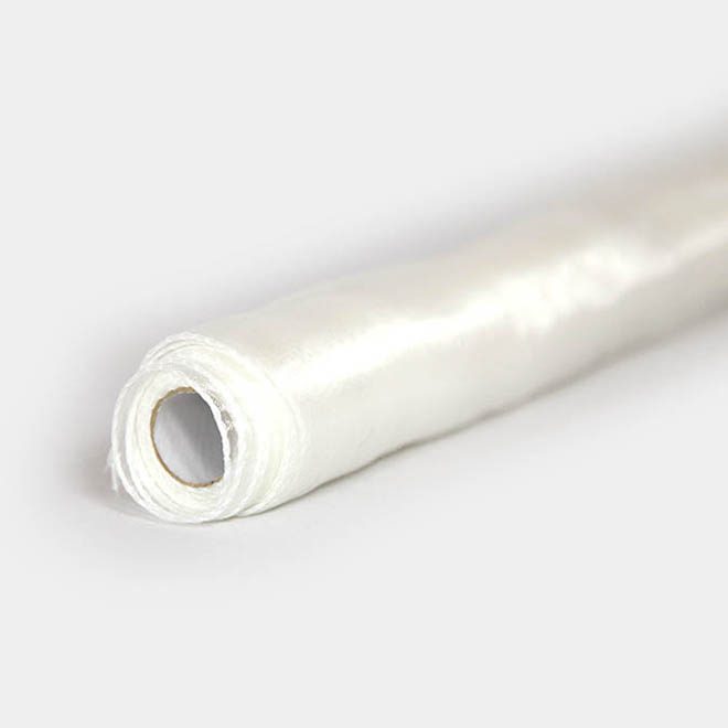 weißer Organza-Tischläufer auf der Rolle