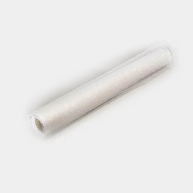 weißer Organza-Stoff auf der Rolle