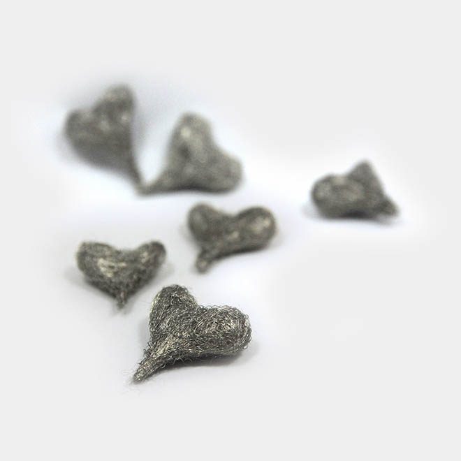 silberne Draht-Herzen als Streuer