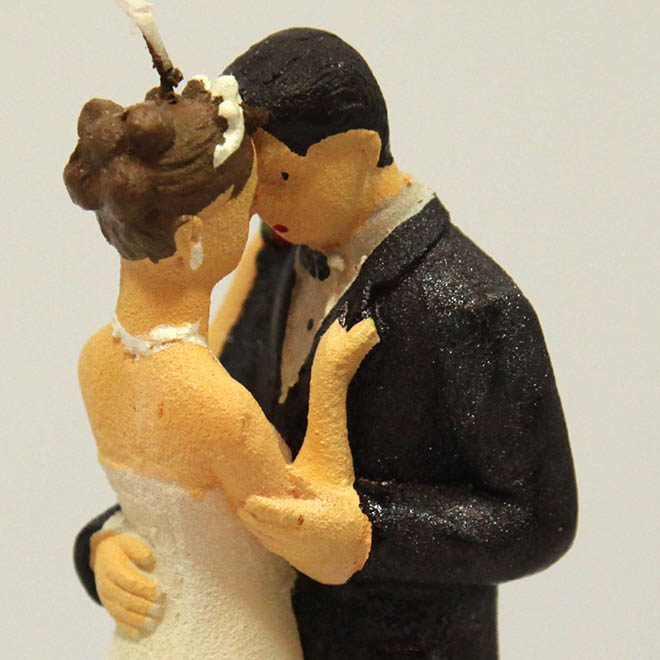 Hochzeits-Kerze Brautpaar umarmend