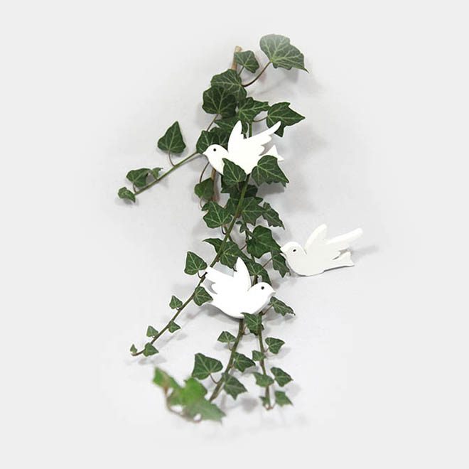 drei weiße Holz-Tauben als Tisch-Streuer