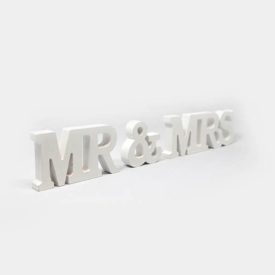 weißer Holz-Schriftzug "MR. & MRS."