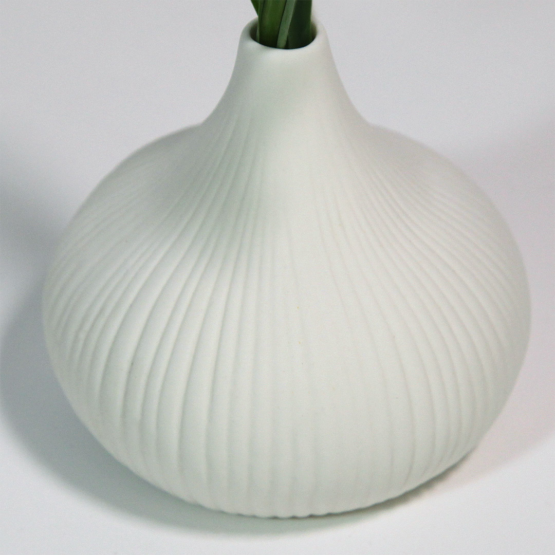 Nahaufnahme einer weißen Keramik-Vase im Scandi-Style