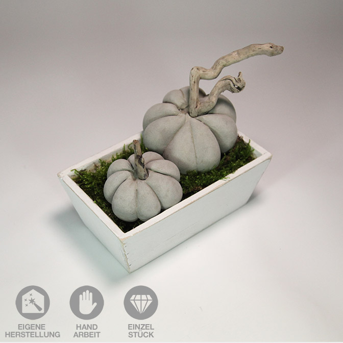 Weiße, rechteckige Holz-Schale mit handgefertigten Beton-Kürbissen mit Holz-Stiel.