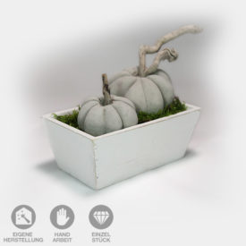 Weiße, rechteckige Holz-Schale mit handgefertigten Beton-Kürbissen in zwei verschiedene Größen.