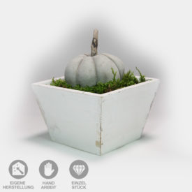 Weiße, quadratische Holz-Schale mit handgefertigtem Beton-Kürbis mit Holz-Stiel.