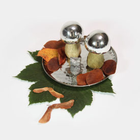 Silbernes Tablett mit zwei Pilzen mit Holz-Fuß und Silber-Hut. Dazu gesellt sich eine Metall-Eule.