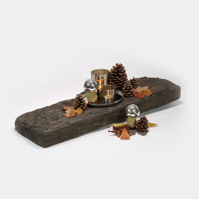 Herbst-Deko-Set mit zwei Pilzen und unterschiedlich großen Windlichtern auf einem Silber-Tablett. Dazu werden große und mittlere Zapfen dekoriert.
