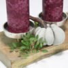 Herbstdeko-Set Kerzenhalter aus Holz mit Beton-Kürbissen 8 Herbst-Deko-Set bestehend aus einem Kerzen-Halter aus Holz und Metall. Dazu gehören vier dunkelrote Kerzen und zwei handgefertigte Beton-Kürbisse mit Holzstiel. Ausschnitt mit Beton-Kürbis.