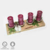 Herbstdeko-Set Kerzenhalter aus Holz mit Beton-Kürbissen 9 Herbst-Deko-Set bestehend aus einem Kerzen-Halter aus Holz und Metall. Dazu gehören vier dunkelrote Kerzen und zwei handgefertigte Beton-Kürbisse mit Holzstiel. Ansicht von seitlich-oben.