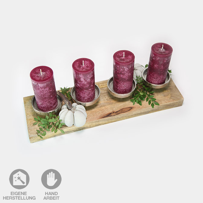 Herbstdeko-Set Kerzenhalter aus Holz mit Beton-Kürbissen 5 Herbst-Deko-Set bestehend aus einem Kerzen-Halter aus Holz und Metall. Dazu gehören vier dunkelrote Kerzen und zwei handgefertigte Beton-Kürbisse mit Holzstiel. Ansicht von seitlich-oben.