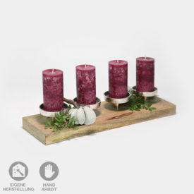 Herbst-Deko-Set bestehend aus einem Kerzen-Halter aus Holz und Metall. Dazu gehören vier dunkelrote Kerzen und zwei handgefertigte Beton-Kürbisse mit Holzstiel.