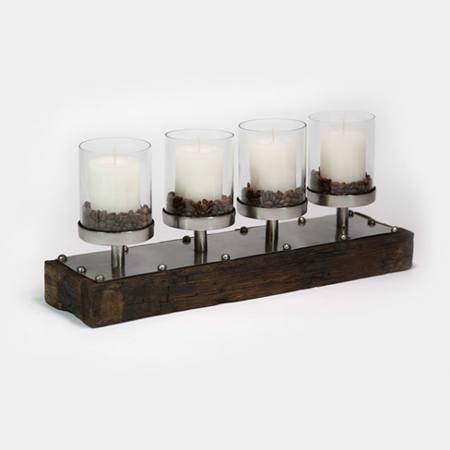 Massiver Holz-Kerzenständer mit Metall und Glas-Zylindern für vier Kerzen. Das ganze wurde dekoriert mit echten Kaffee-Bohnen.