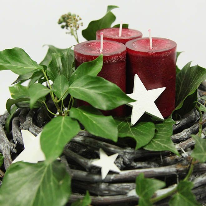 Deko-Set Weihnachtskranz Efeu, rote Kerzen, Sterne
