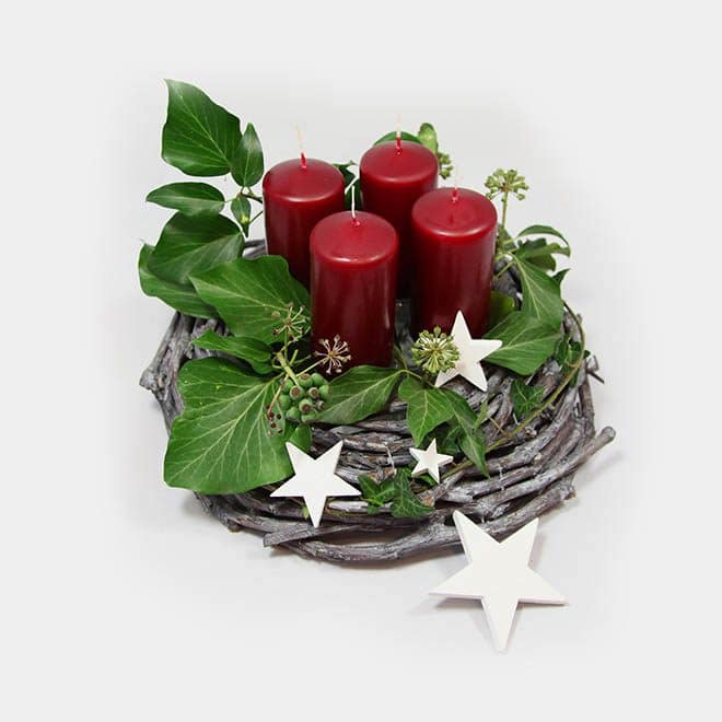 Adventskranz grau mit weinroten Kerzen, Sternen und Efeu