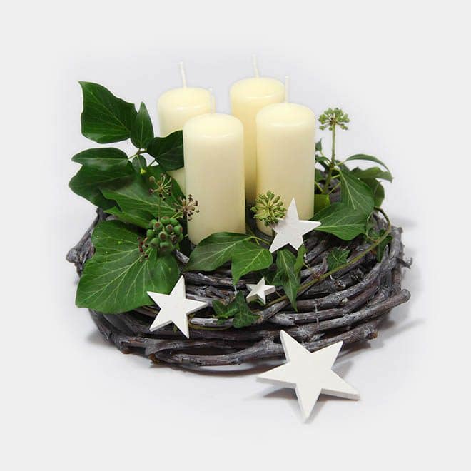 Adventskranz grau mit Stumpen-Kerzen in creme, Sternen und Efeu