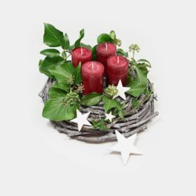 Adventskranz mit antikroten Kerzen, Efeu und Sternen