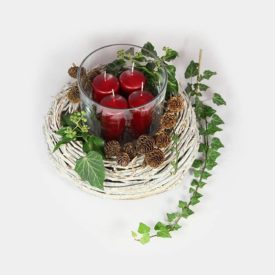 weißer Adventskranz mit weinroten Kerzen im Wind-Glas