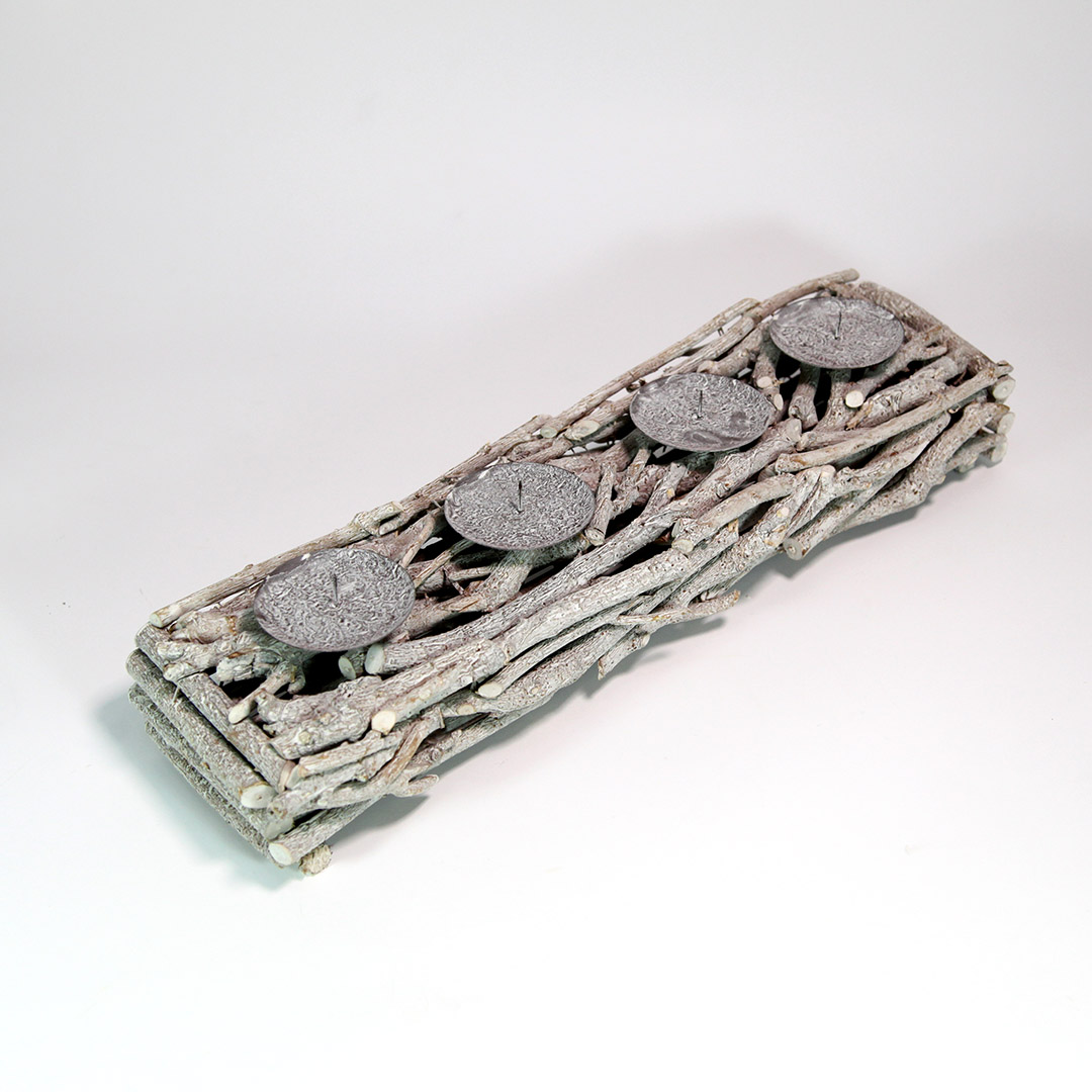 Adventsgesteck aus Holz in länglicher, rechteckiger Form mit vier Metalltellern als Kerzenhaltern