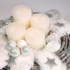 Holz-Adventskranz in Weiß mit Engelsflügeln, weißen Glas-Kugeln, mit Kunst-Schnee befüllten und Schneekristallen bemalten Glas-Kugeln, weißen Wachskerzen, silbernen Sternchen, glitzernden Schnee-Kristallen und Streifen aus Kunstfell.