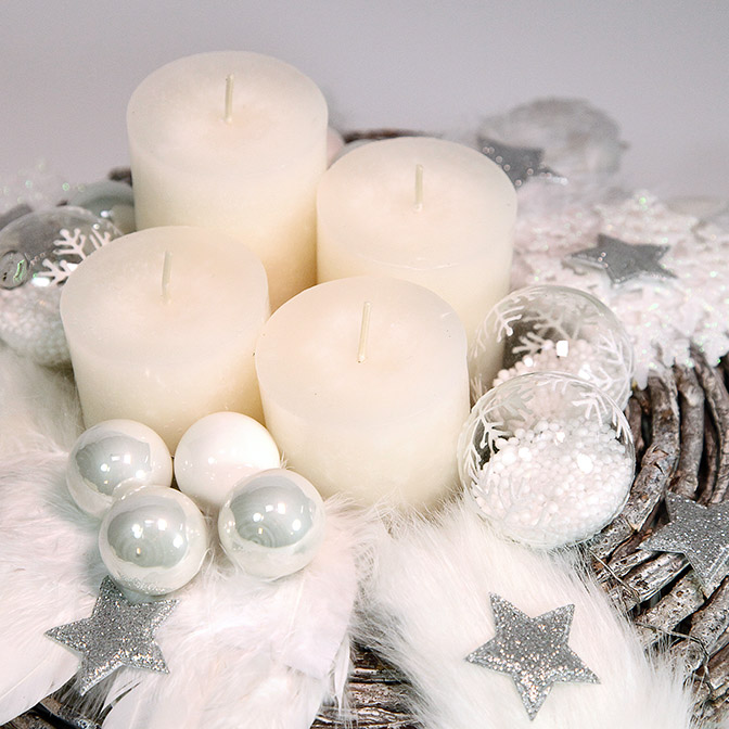 Holz-Adventskranz in Weiß mit Engelsflügeln, weißen Glas-Kugeln, mit Kunst-Schnee befüllten und Schneekristallen bemalten Glas-Kugeln, weißen Wachskerzen, silbernen Sternchen, glitzernden Schnee-Kristallen und Streifen aus Kunstfell.