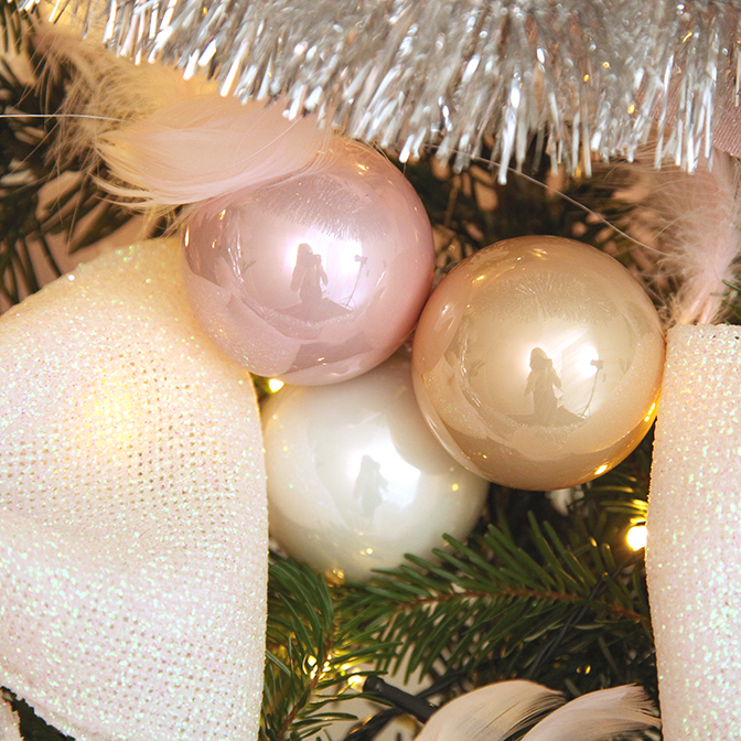 Ein Ausschnitt (Glas-Kugeln Dreier-Set) unseres Weihnachtsbaumschmuck Komplett-Sets "rosa", welches für einen kleinen, wie mittleren Weihnachtsbaum angeboten wird. Dieses besteht unter anderem aus Weihnachtsbaum-Kugeln aus Glas in einem zarten hellrose-creme Mix. Weiter ist er üppig und pompös mit glitzernden Kunst-Schleifen, Sternen, Glaskugeln in Form von Zapfen, Blumen und Sternen sowie einer Limetta-Girlande bestückt.