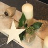 Weihnachts-Festtafel creme mit Zapfen-Girlande