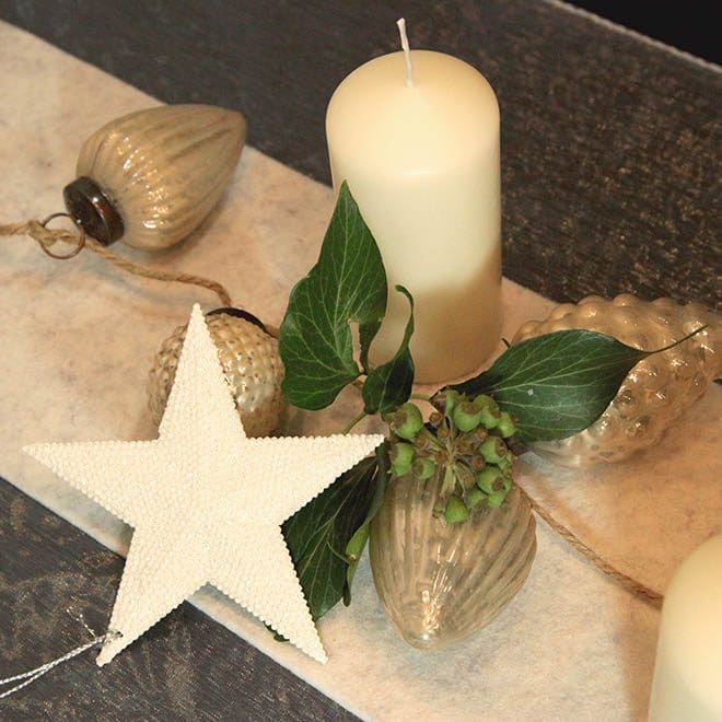 Weihnachts-Festtafel creme mit Zapfen-Girlande