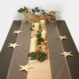 Festtags-Tischdekoration zu Weihnachten "XMAS" Holzschriftzug mit cremefarbenen Kerzen und Zapfen-Girlande aus Glas