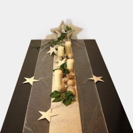 Schritt für Schritt zum perfekten Weihnachtsbaum. 7 Tischdekoration Weihnachts-Festtafel mit Zement-Stern und cremefarbenen Stumpenkerzen, Glas-Ornament-Girlande und Sternen