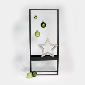 Schwarzer Metall-Rahmen bestückt mit dekorativem Zement-Stern und Glas-Weihnachtskugeln