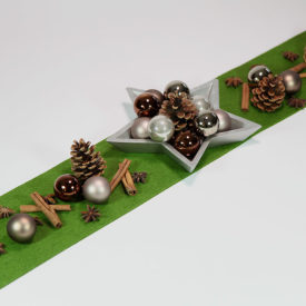 Silberne Stern-Schale aus Holz mit Zapfen, Zimtstangen, Stern-Anis und kleinen Weihnachts-Kugeln.