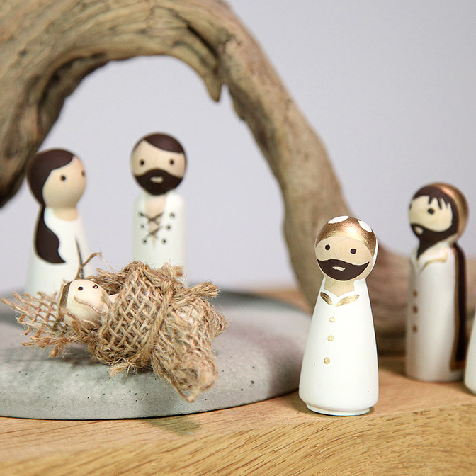 Von Hand bemalte Krippenfiguren mit Maria, Josef, dem Jesuskind und den heiligen drei Königen. Präsentiert auf einer Beton-Platte mit Stall..