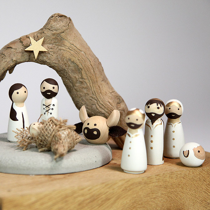 Von Hand bemalte Krippenfiguren mit Maria, Josef, dem Jesuskind, den heiligen drei Königen und Ochse, Schaf und Esel. Präsentiert auf einer Beton-Platte mit Stall.