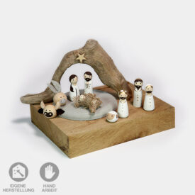 Weihnachtskrippe Holzfiguren von Hand bemalt mit selbst gegossener Beton-Platte. Große Ausführung mit den heiligen drei Königen und Tieren.