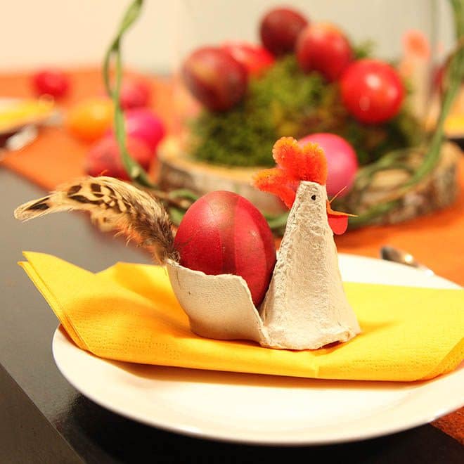 handgefertigte Papier-Henne mit selbst gefärbtem Ei