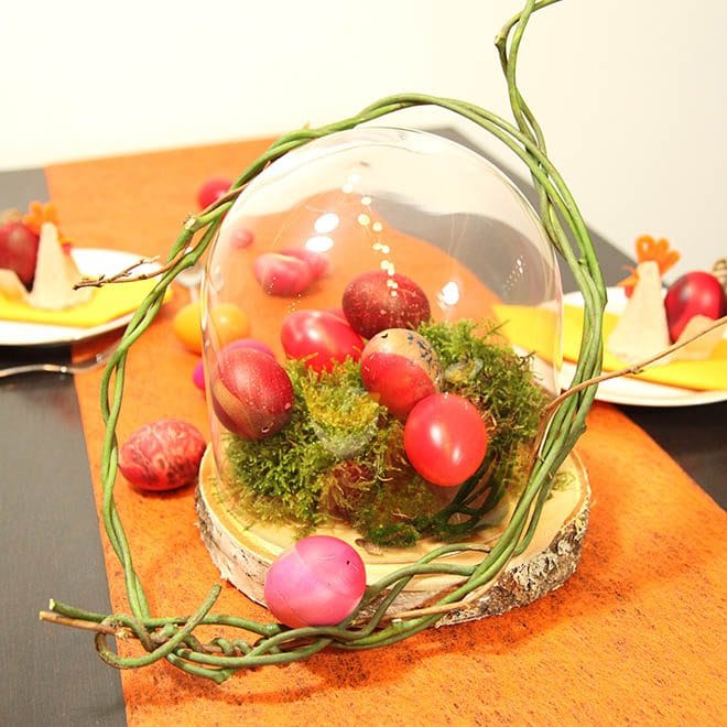 Glasglocke auf Birken-Scheibe mit Moos und Ostereiern