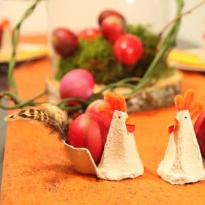 Über uns 4 handgefertigte Papier-Hennen mit selbst gefärbtem Ei